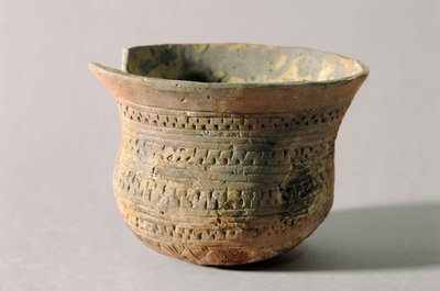 Forhistorie: vase i form av en klokke. Neolittisk (terrakotta) av Prehistoric Prehistoric