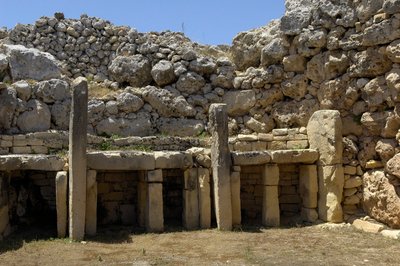 Forhistorie: utsikt over det megalittiske tempelet til Ggantija, datert fra yngre steinalder (3500-2600 f.Kr.), øya Gozo, Malta (bilde) av Prehistoric Prehistoric