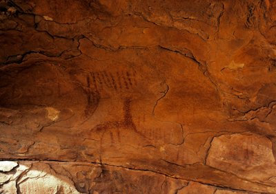 Forhistorie: veggmaleri. Steinalder 5000-2000 f.Kr. Taghit, Hoggar Highland (Ahaggar), Algerie av Prehistoric Prehistoric