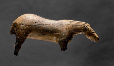 Hesten til Lourdes. Elfenbensfigur fra Espelugue-hulen. Øvre paleolittisk av Prehistoric Prehistoric
