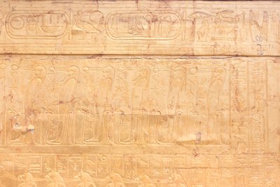 Den ytre gyldne helligdommen til Tutankhamons gravkammer, Egyptisk museum, Kairo, Egypt av Prehistoric Prehistoric