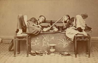 [Opiumsrøykere], 1870-tallet. av Pun Lun