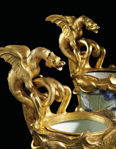 Ein Paar Louis XV Kannen, Porzellan 1662-1722, Montierungen ca. 1745-49 von Qing Dynasty   Kangxi Period Chinese School