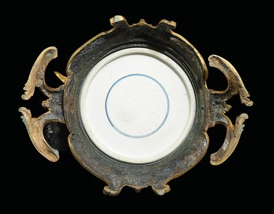 Eine von einem Paar Louis XV Kannen, Porzellan 1662-1722, Montierungen ca. 1745-49 von Qing Dynasty   Kangxi Period Chinese School