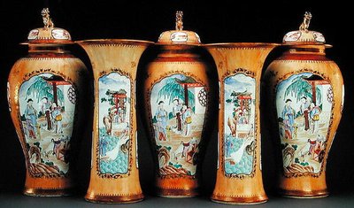 En cafe au lait ground famille rose femdelt garnityr, Qianlong Period av Qing Dynasty Chinese School