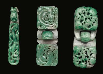 En gruppe beltekroker og spenner i jadeitt av Qing Dynasty Chinese School