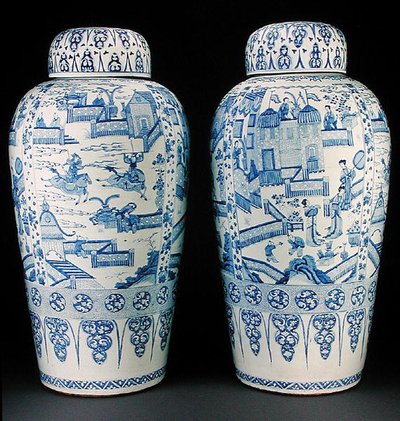 Et par blå og hvite soldatvaser, ca. 1700 (porselen) av Qing Dynasty Chinese School