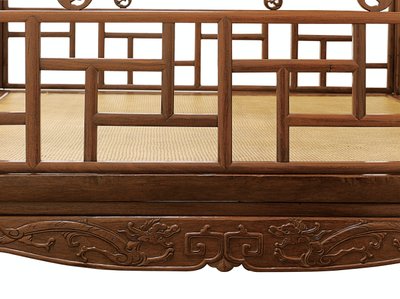 Detalj av en Huanghuali seks-stolper himmelseng, Jiazichuang Qing-dynastiet (tre) (se også 469034) av Qing Dynasty Chinese School