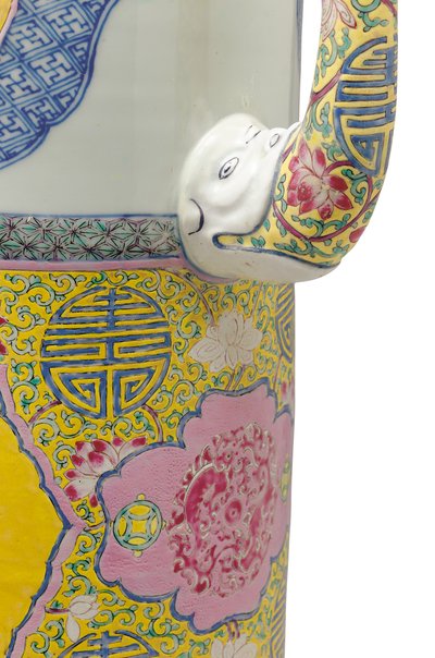 Detalj av en av et par famille rose 