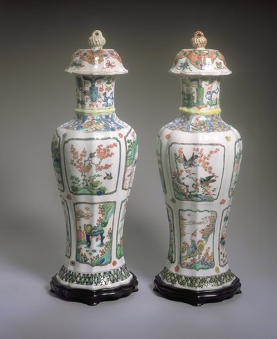 Par kinesiske Export Famille Verte vaser og deksler, Kangxi-perioden (1662-1722) (porselen) (se også 272196) av Qing Dynasty Chinese School