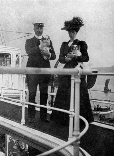 Prinsesse Victoria 1868-1935 med Queens-hundene, 1908. av Queen Alexandra