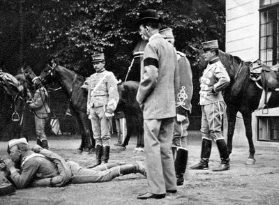 Tester den nye repetisjonsriflen, 1908. av Queen Alexandra