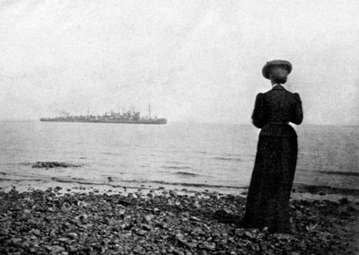 Keiserinne Maria Feodorovna ser på et dansk marinefartøy utenfor Hvidovre, Danmark, 1908. av Queen Alexandra