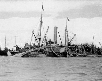 Hevingen av HMS Gladiator, 1908. av Queen Alexandra