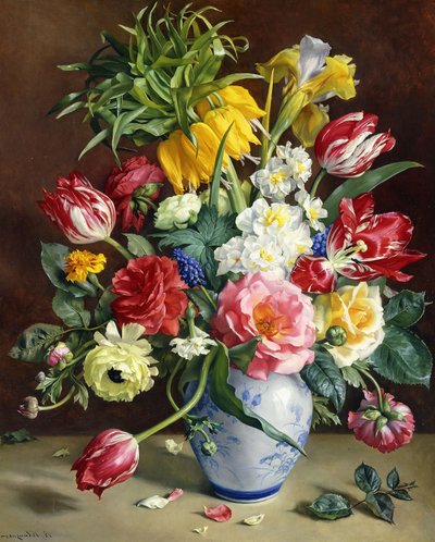 Tulipaner, roser, narcissi og andre blomster i en blå og hvit vase av R. Klausner