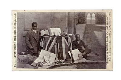 James Chuma og Abdullah Susi med David Livingstone-gjenstander, Newstead Abbey, England, juni 1874 (albumtrykk) av R. and Son Allen