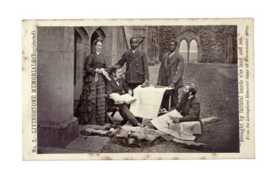 Tom og Agnes Livingstone, Abdullah Susi, James Chuma og Horace Waller, Newstead Abbey, England, juni 1874 (albumtrykk) av R. and Son Allen