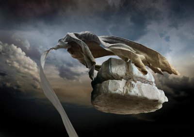 Værbitt blad i skyscenen av Radoslav Penchev