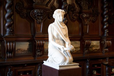 Tilslørt vestal jomfru (marmor) av Raffaello Monti