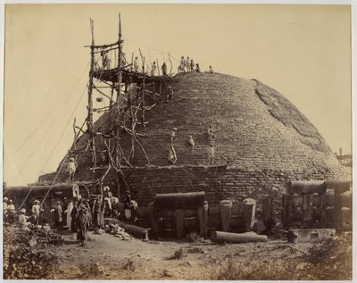 Sanchi stupa fra sør-vest under reparasjoner av Raja Deen Dayal
