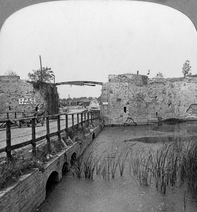 1300-tallsvollene og Lilleporten, Ypres, Belgia, første verdenskrig, c1914-c1918. av Realistic Travels Publishers