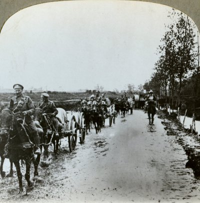 Artilleri på vei gjennom gjørme til Gommecourt, Frankrike, første verdenskrig, c1914-c1918 av Realistic Travels Publishers