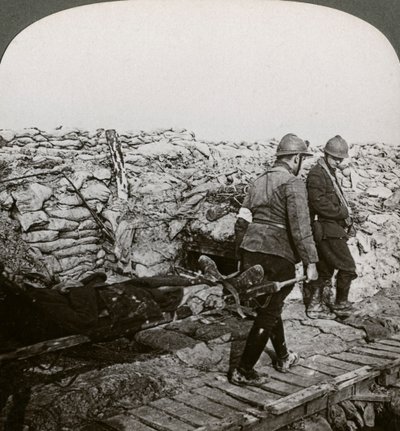 Belgiske bårebærere som bærer sårede i en grøft, Dixmude, Belgia, første verdenskrig, 1914-1918. av Realistic Travels Publishers