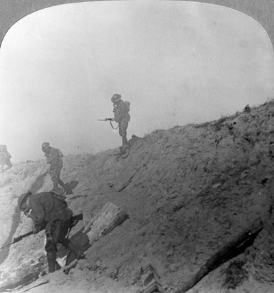 Britiske tropper rykker frem gjennom gass, Passchendaele, Ypres, Belgia, første verdenskrig, c1914-c1918 av Realistic Travels Publishers