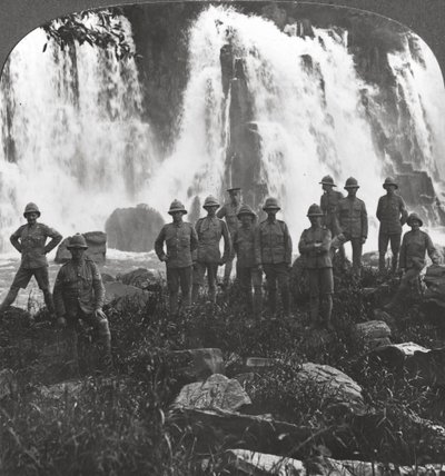 Britiske tropper forfrisker seg ved en foss, Afrika, første verdenskrig, c1914-c1918 av Realistic Travels Publishers