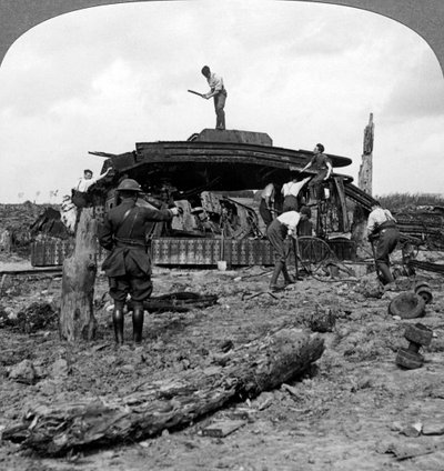 Ingeniører som rydder en ødelagt tank fra en vei, første verdenskrig, 1917-1918. av Realistic Travels Publishers