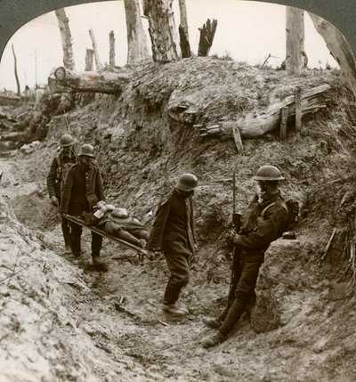Tyske fanger som bærer britiske sårede, første verdenskrig, 1916. av Realistic Travels Publishers