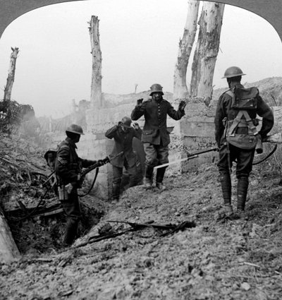 Tyske soldater overgir seg, Bullecourt, Frankrike, første verdenskrig, 1914-1918. av Realistic Travels Publishers