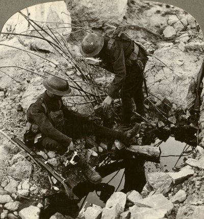 Gi vann til en såret venn, Hooge, Ypres, Belgia, første verdenskrig, 1914-1918. av Realistic Travels Publishers