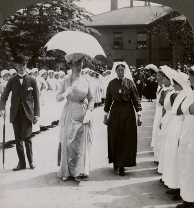 Hennes Majestet går gjennom æresvakten til sykepleiere ved RN Hospital, Hull, 1900-tallet av Realistic Travels Publishers