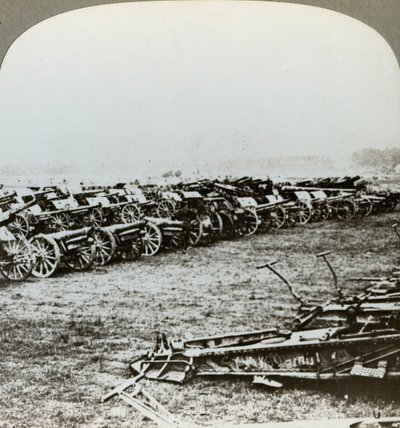 Hundrevis av tyske kanoner tatt til fange ved Couralette, Frankrike, slaget ved Somme, første verdenskrig, 1916 av Realistic Travels Publishers