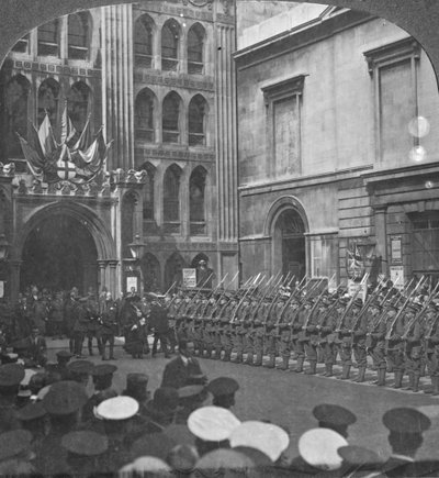 Inspiserer æresvakten ved Guildhall, London, første verdenskrig, c1914-c1916 av Realistic Travels Publishers