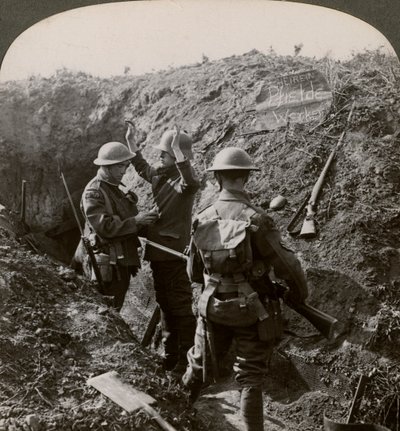 Avhør av en tysk fange for å få informasjon, første verdenskrig, 1914-1918. av Realistic Travels Publishers