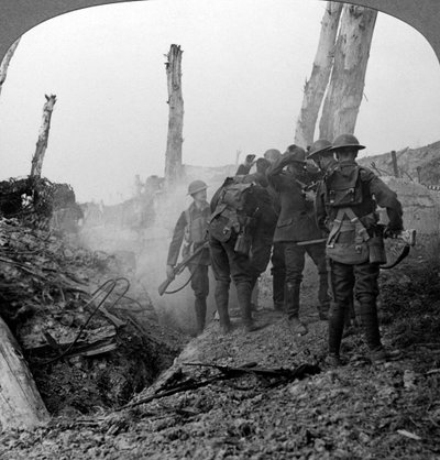 Avhører en tysk soldat, Hohenzollern Redoubt, Frankrike, første verdenskrig, 1914-1918. av Realistic Travels Publishers