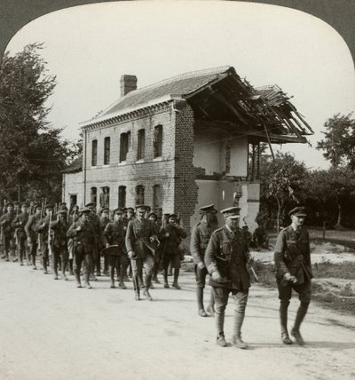 London Territorials på marsj, La Bassee Road, Nord-Frankrike, første verdenskrig, 1914-1918. av Realistic Travels Publishers