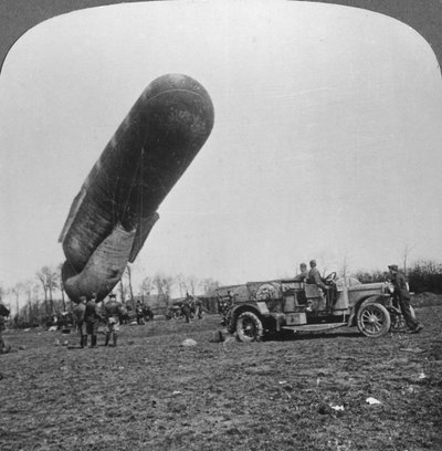 Observasjonsballong i ferd med å stige, første verdenskrig, c1914-c1918. av Realistic Travels Publishers