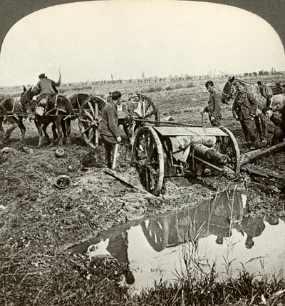 Fjerning av en feltpistol fra en oversvømmet posisjon, første verdenskrig, 1914-1918. av Realistic Travels Publishers