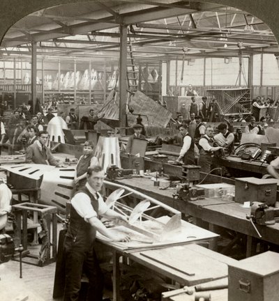 Platemetallarbeidere ved en flyfabrikk, første verdenskrig, 1914-1918 av Realistic Travels Publishers