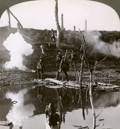 Soldater som krysser elven Ancre, slaget ved Somme, Frankrike, første verdenskrig, 1916. av Realistic Travels Publishers