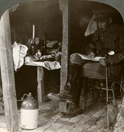 Stabsoffiser i en utgravning studerer detaljer før en offensiv, første verdenskrig, 1914-1918 av Realistic Travels Publishers