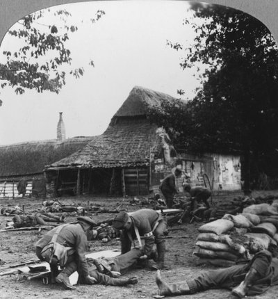 Bårebærere som tar seg av sårede ved en improvisert førstehjelpspost, første verdenskrig, c1914-c1918. av Realistic Travels Publishers