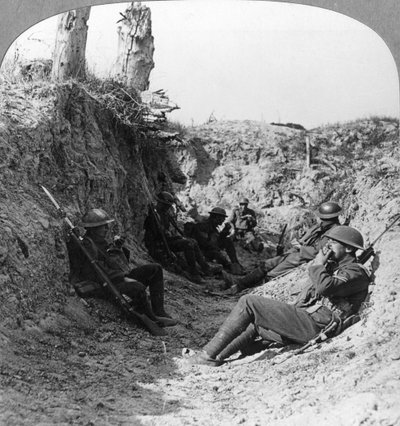Tropper som venter i en skyttergrav nær Arras, Frankrike, første verdenskrig, c1914-c1918. av Realistic Travels Publishers