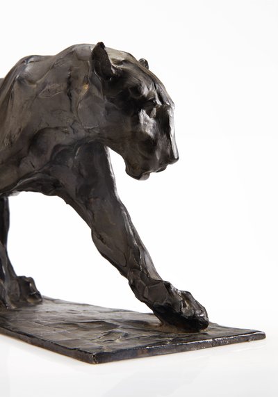 Panther walking, bakre ben hevet, ca. 1904 (patinert bronse) av Rembrandt Bugatti