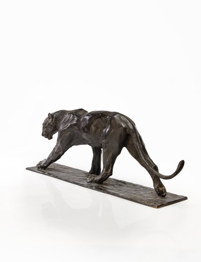 Panther walking, bakre ben hevet, ca. 1904 (patinert bronse) av Rembrandt Bugatti