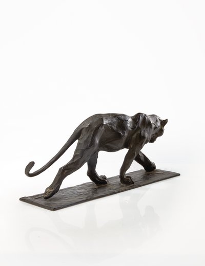 Panther walking, bakre ben hevet, ca. 1904 (patinert bronse) av Rembrandt Bugatti