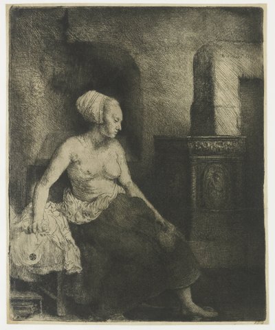 Kvinne som sitter halvkledd ved siden av en komfyr av Rembrandt van Rijn